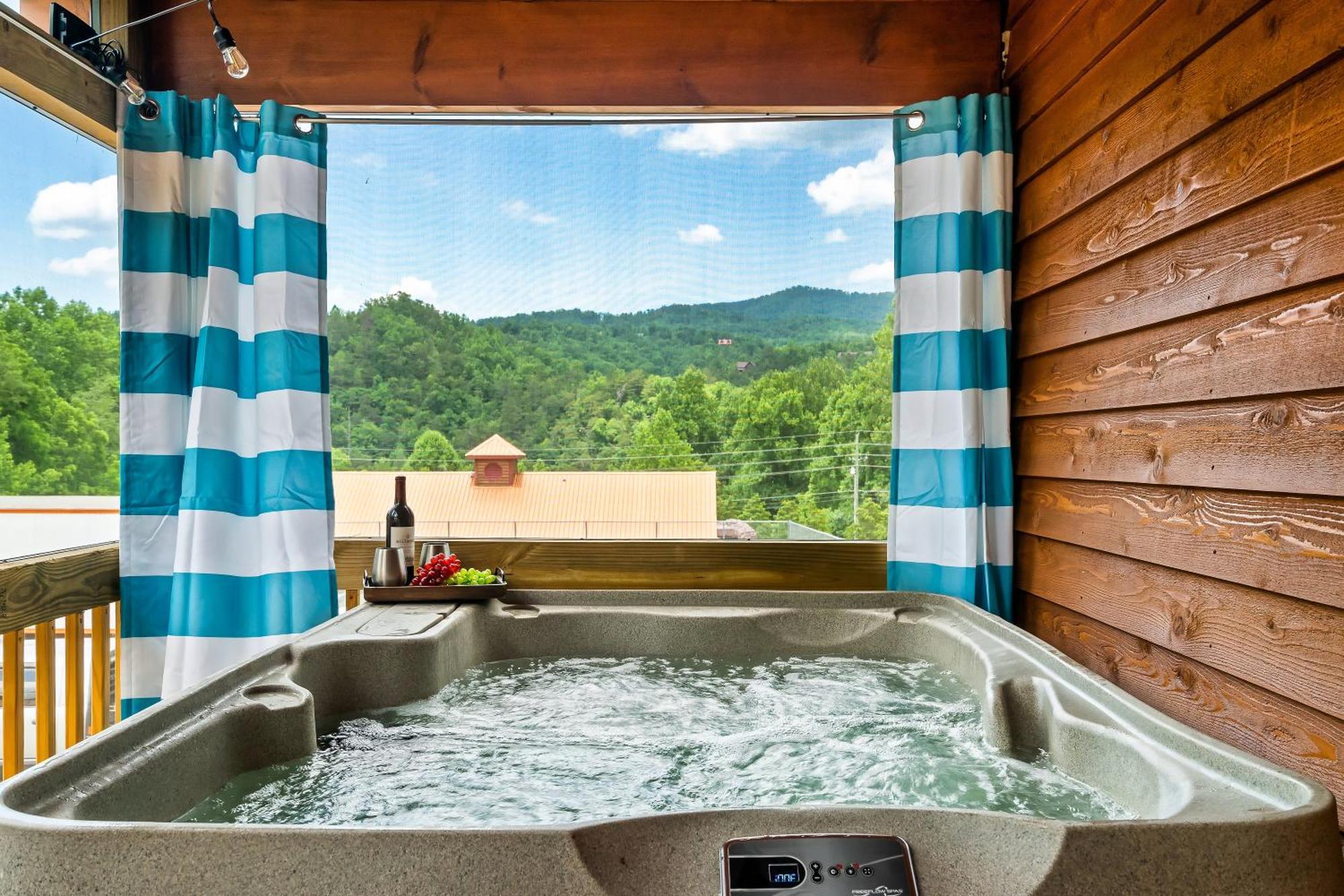 Smokiesboutiquecabins Would Love To Host You At Dolly'S Cute Cabin! 4 Suites With Private Bathrooms - Hot Tub, Fire Pit, Game Room, Resort Pool Open Memorial Day Through Labor Day! Gatlinburg Exterior foto