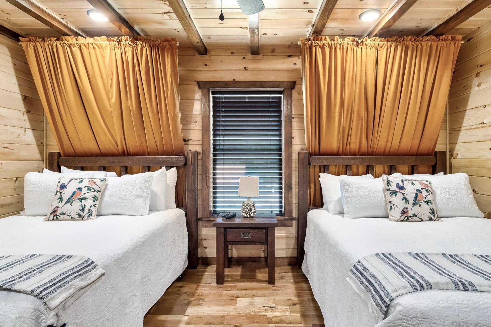 Smokiesboutiquecabins Would Love To Host You At Dolly'S Cute Cabin! 4 Suites With Private Bathrooms - Hot Tub, Fire Pit, Game Room, Resort Pool Open Memorial Day Through Labor Day! Gatlinburg Exterior foto