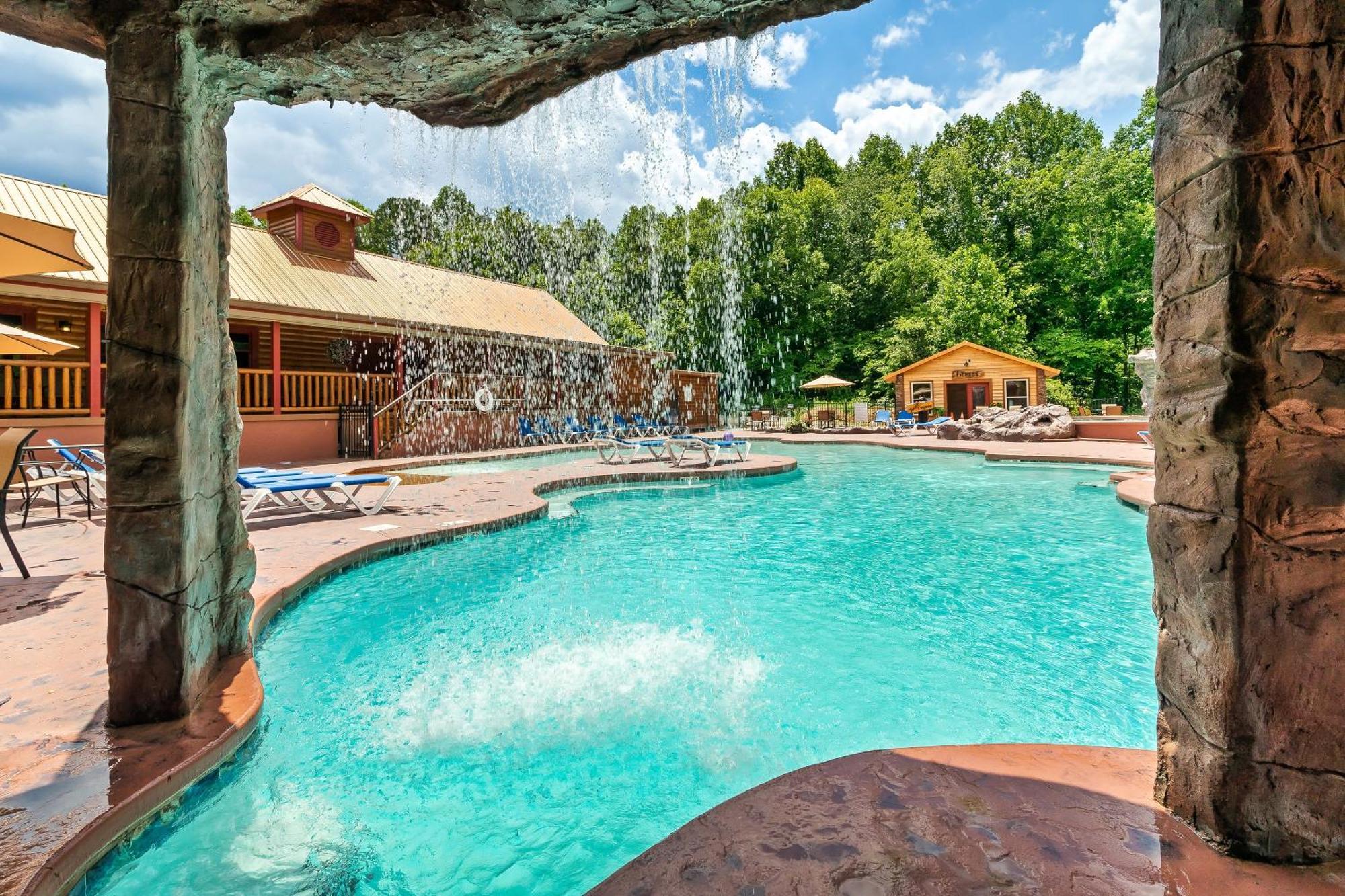 Smokiesboutiquecabins Would Love To Host You At Dolly'S Cute Cabin! 4 Suites With Private Bathrooms - Hot Tub, Fire Pit, Game Room, Resort Pool Open Memorial Day Through Labor Day! Gatlinburg Exterior foto