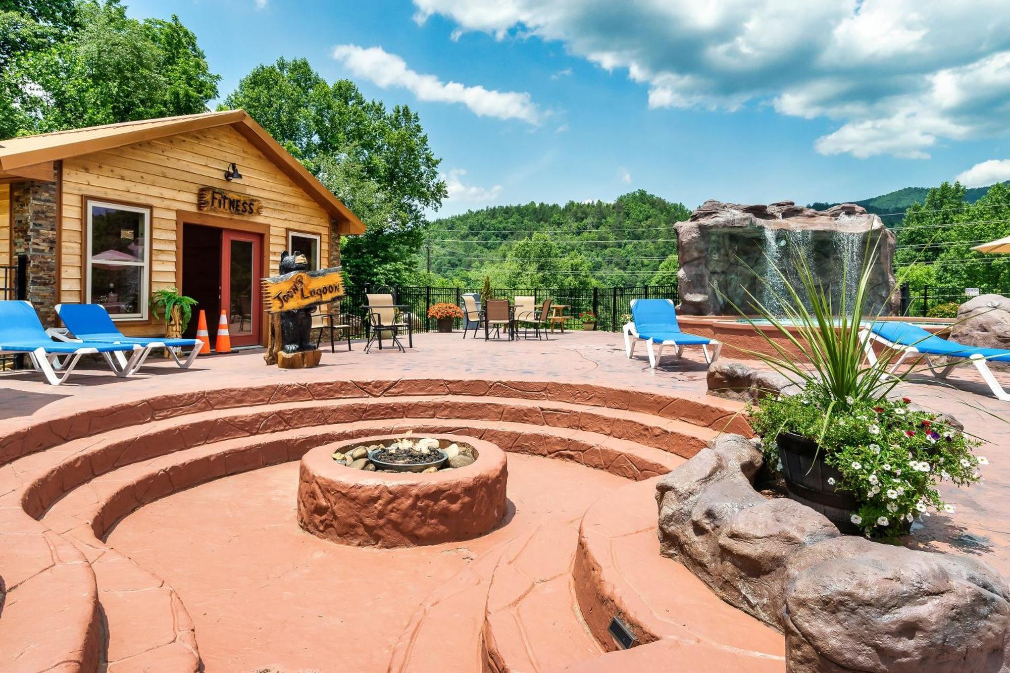 Smokiesboutiquecabins Would Love To Host You At Dolly'S Cute Cabin! 4 Suites With Private Bathrooms - Hot Tub, Fire Pit, Game Room, Resort Pool Open Memorial Day Through Labor Day! Gatlinburg Exterior foto