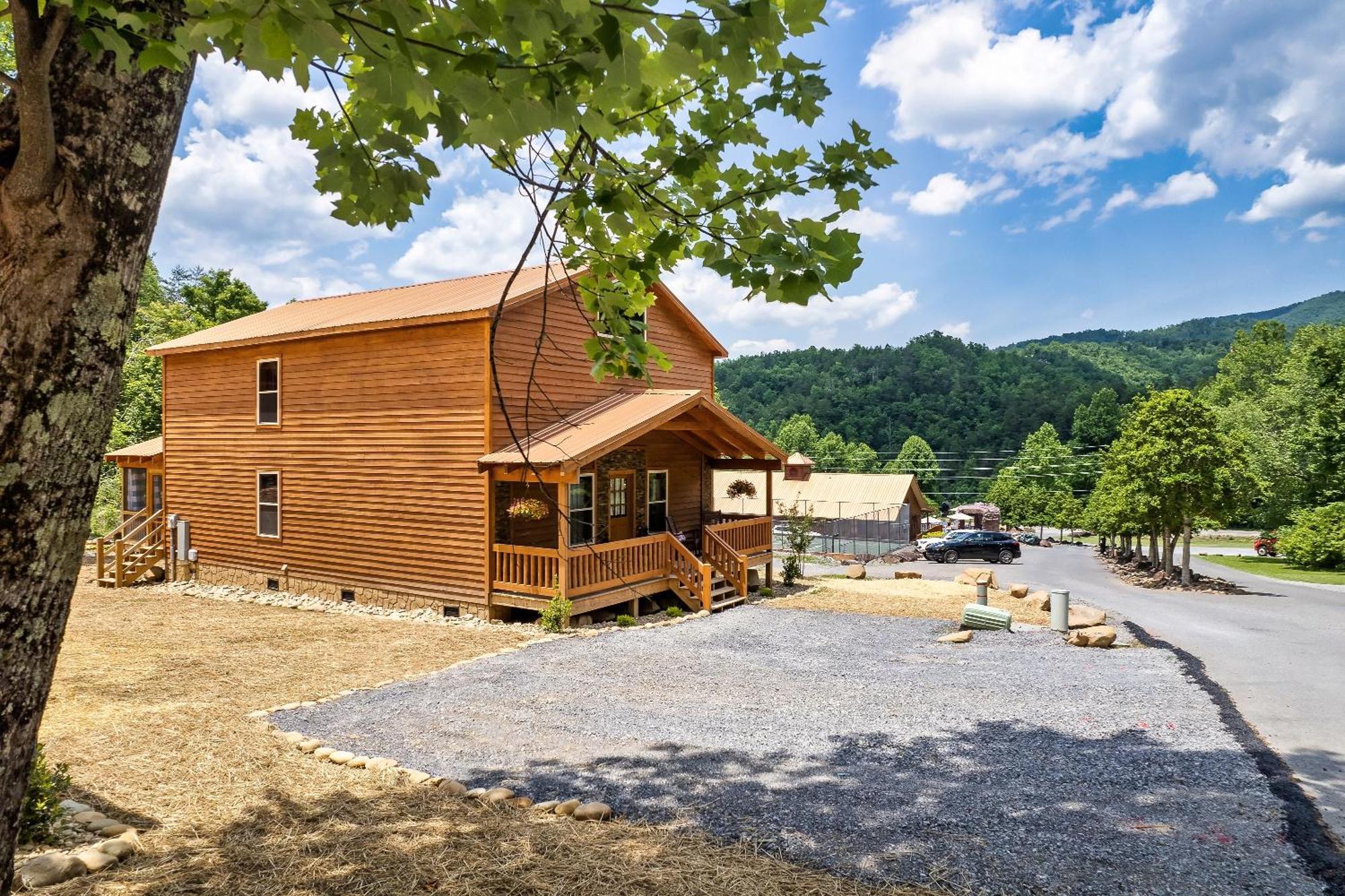 Smokiesboutiquecabins Would Love To Host You At Dolly'S Cute Cabin! 4 Suites With Private Bathrooms - Hot Tub, Fire Pit, Game Room, Resort Pool Open Memorial Day Through Labor Day! Gatlinburg Exterior foto